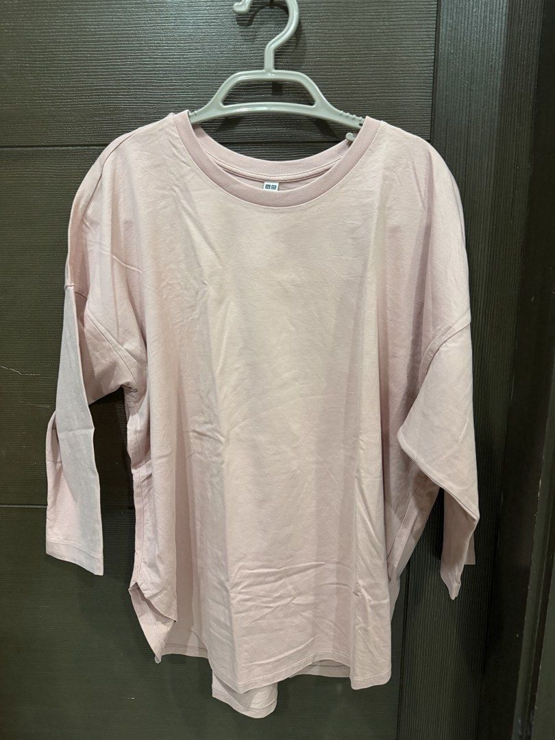 Uniqlo Long Sleeves (Category: Longsleeves) located in Mandaluyong City. Submitted by 2goodfinds (Listing ID 1470084507, Image 2). Description: Light Pink.