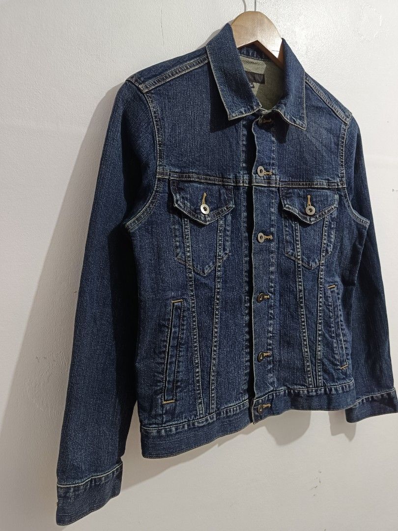 Uniqlo Men's Denim Trucker Jacket (Category: Coats, Jackets and Outerwear) located in Cebu City. Submitted by madjekfinds (Listing ID 1470068955, Image 3). Description: Uniqlo Men's Denim Trucker Jacket EXCELLENT CONDITION NEED WASH ONLY NO ISSUE W 18 L 23 SIZE SMALL PRICE PLUS SF CEBU.