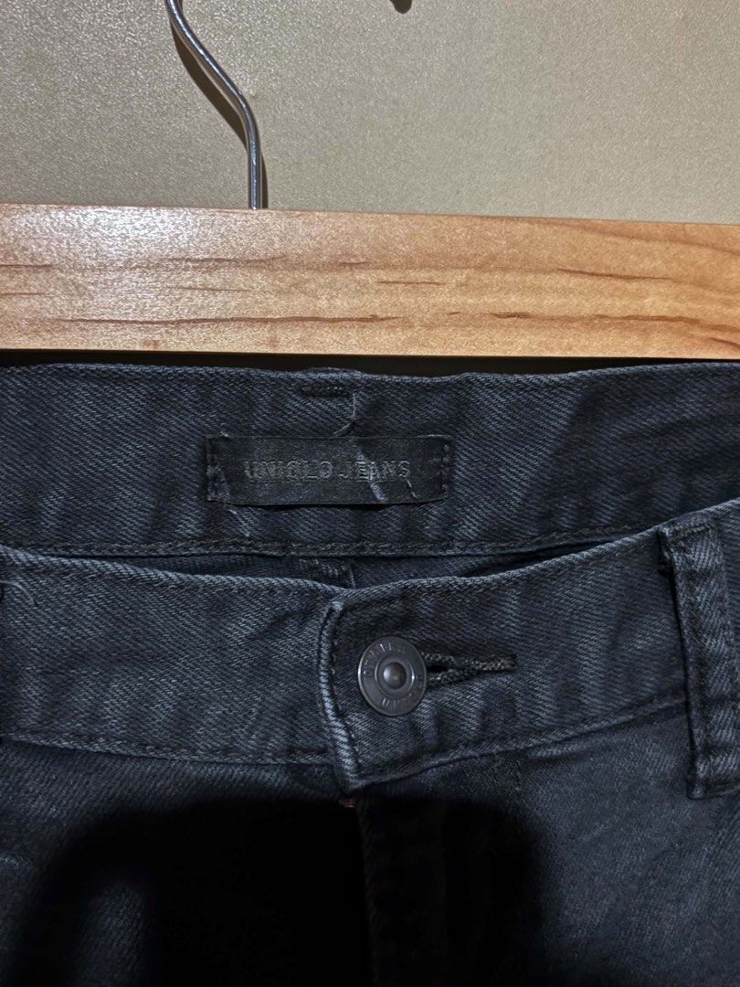 Uniqlo Pants (Category: Jeans) located in Maasin. Submitted by javier_ken (Listing ID 1469985075, Image 2). Description: Uniqlo pants Waistline 33-34 Dimes L-42 W-18 Good condition✅ No issues❌ 9.5/10 colorate .