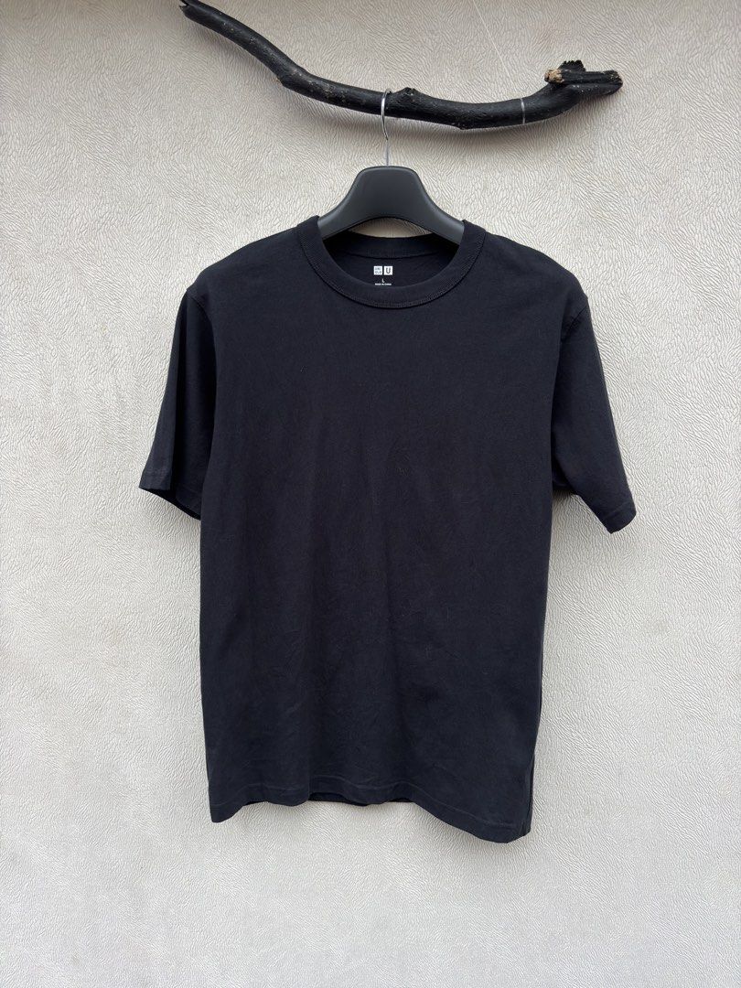 Uniqlo Plain Shirt (Category: Tshirts & Polo Shirts ) located in Baybay. Submitted by thrift.ed2023 (Listing ID 1470036393, Image 1). Description: Uniqlo Plain Shirt Medium 20x28 No Issue Need Wash Good as New .