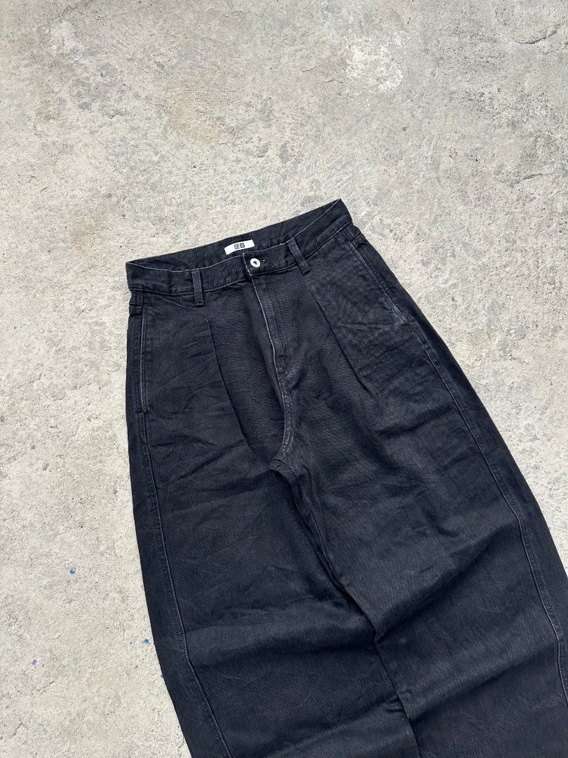 Uniqlo pleated denim jeans (Category: Jeans) located in Davao. Submitted by boss_kel (Listing ID 1470095877, Image 3). Description: Waist: 28-29 Lenght: 41 Thigh: 14 Hem: 8 Issue: ❌.