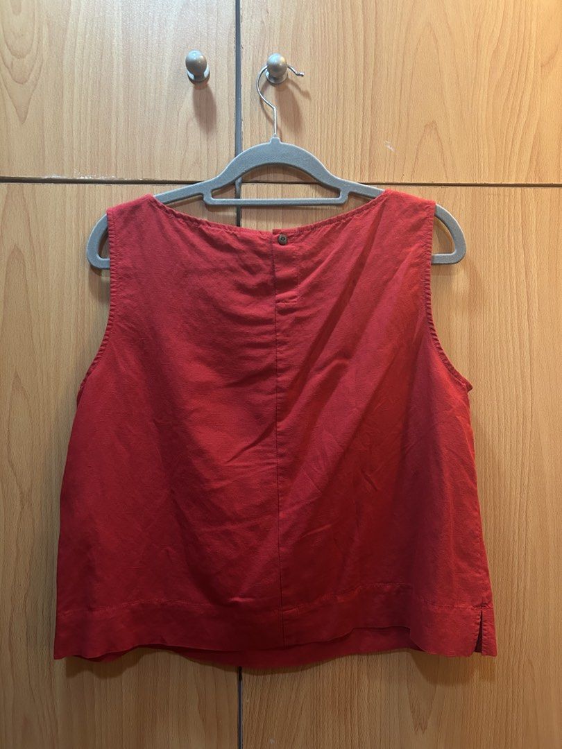 Uniqlo Red Sleeveless Top Size L (Category: Sleeveless) located in Quezon City. Submitted by francineznsantos (Listing ID 1470047396, Image 3). Description: - Brand/Model: Uniqlo sleeveless top - Color: Bright red - Size: L - Design: Scoop neckline with back button closure - Material: Lightweight fabric - Perfect for everyday casual wear in warm weather.