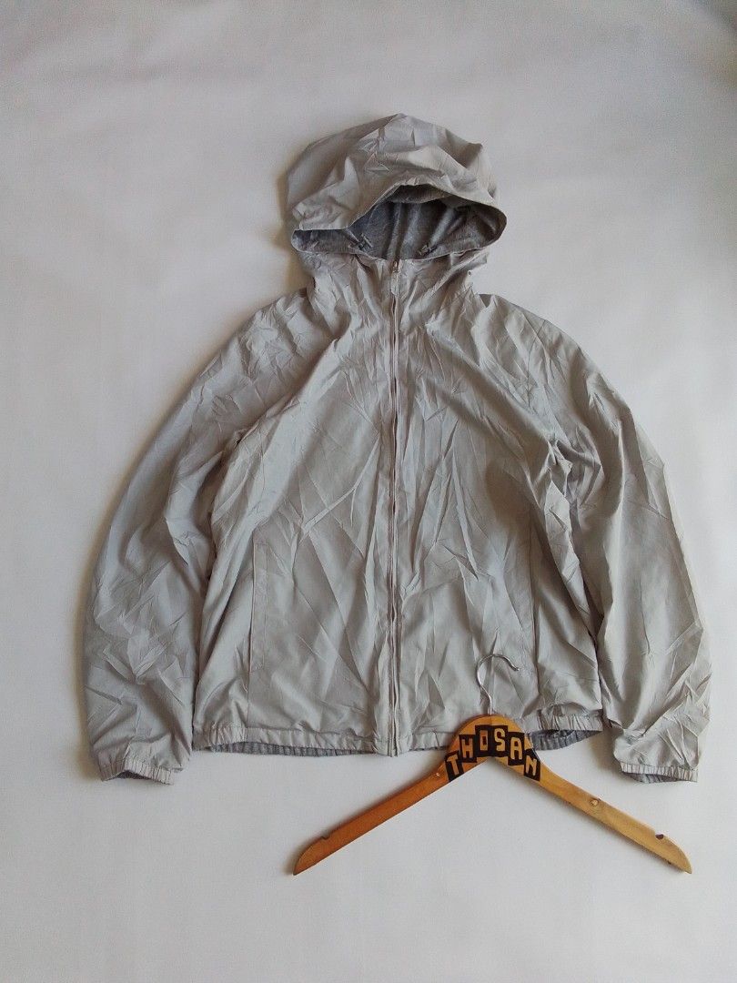 Uniqlo Reversible Hooded Jacket Grey (Category: Coats, Jackets and Outerwear) located in Malilipot. Submitted by santosbolofer (Listing ID 1470084416, Image 1). Description: Uniqlo Reversible Hooded Jacket Grey Large womens Length 23 Widtg 19 Excellent condition 📌 550 plus sf.
