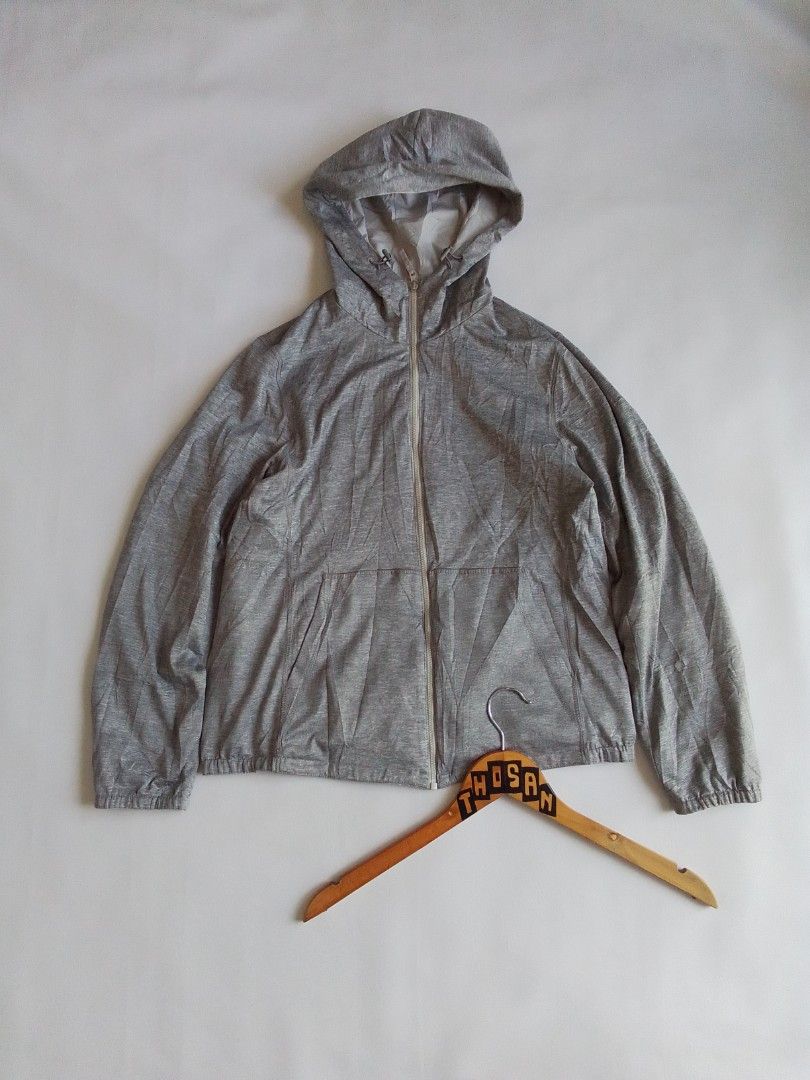 Uniqlo Reversible Hooded Jacket Grey (Category: Coats, Jackets and Outerwear) located in Malilipot. Submitted by santosbolofer (Listing ID 1470084416, Image 2). Description: Uniqlo Reversible Hooded Jacket Grey Large womens Length 23 Widtg 19 Excellent condition 📌 550 plus sf.