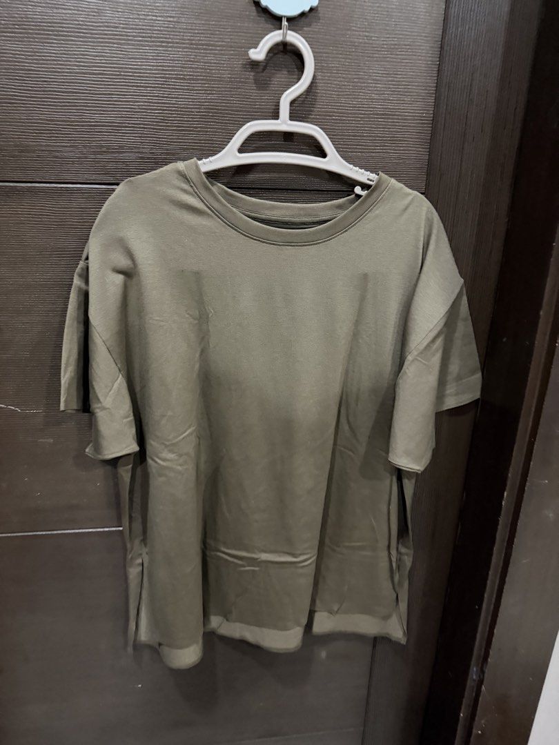 Uniqlo Shirt (Category: Shirts) located in Mandaluyong City. Submitted by 2goodfinds (Listing ID 1470083739, Image 1). Description: .