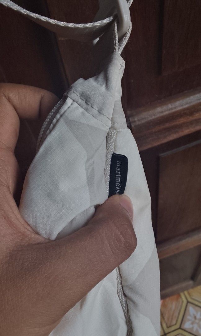 UNIQLO SHOULDER BAGS (Category: Shoulder Bags) located in Manila. Submitted by plong7 (Listing ID 1469979999, Image 3). Description: no issue color Rate 10/10 Good Condition.