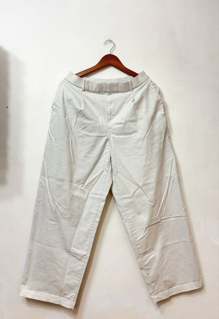 Uniqlo Trouser Pants (Category: Other Bottoms) located in Mabalacat. Submitted by softlyworn.ph (Listing ID 1470061727, Image 1). Description: Waistline: 33-35.