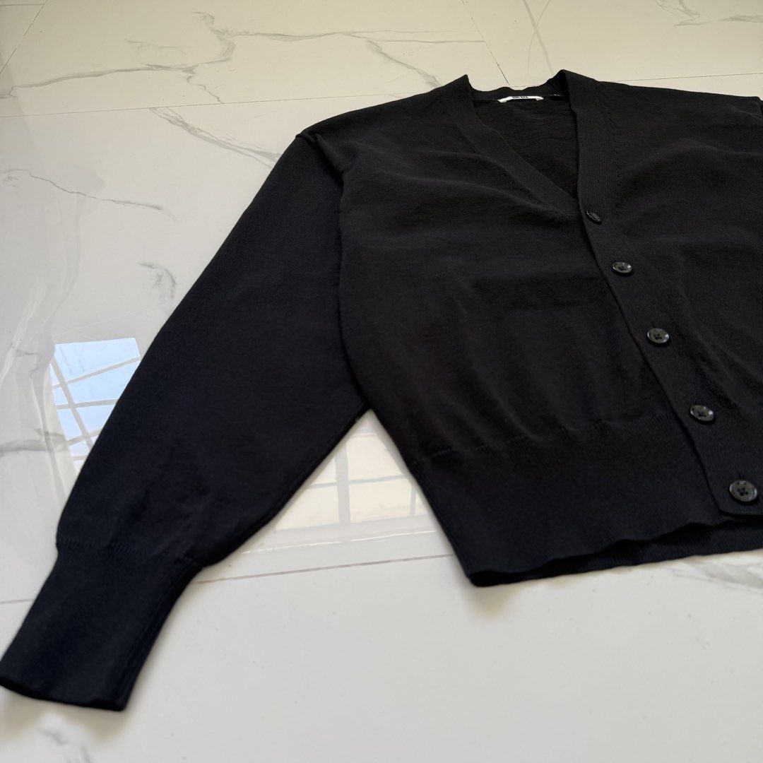 Uniqlo V-neck Cardigan (Category: Coats, Jackets and Outerwear) located in Santo Tomas. Submitted by the580closet (Listing ID 1469980134, Image 3). Description: - Size: Small 19 inches - chest 23.5 inches - length 18.5 inches - shoulder 21.5 inches - sleeves.