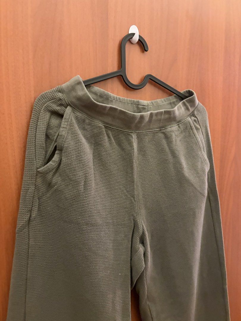 Uniqlo Waffle Lounge Pants Green (Category: Jeans) located in Makati City. Submitted by chloudyday (Listing ID 1470066996, Image 1). Description: Uniqlo, Waffle Knit Lounge Pants, Olive Green, Size M .