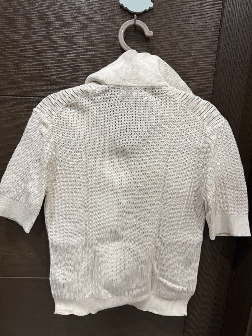 Uniqlo White blouse / polo (Category: Blouses) located in Mandaluyong City. Submitted by 2goodfinds (Listing ID 1470084207, Image 3). Description: .