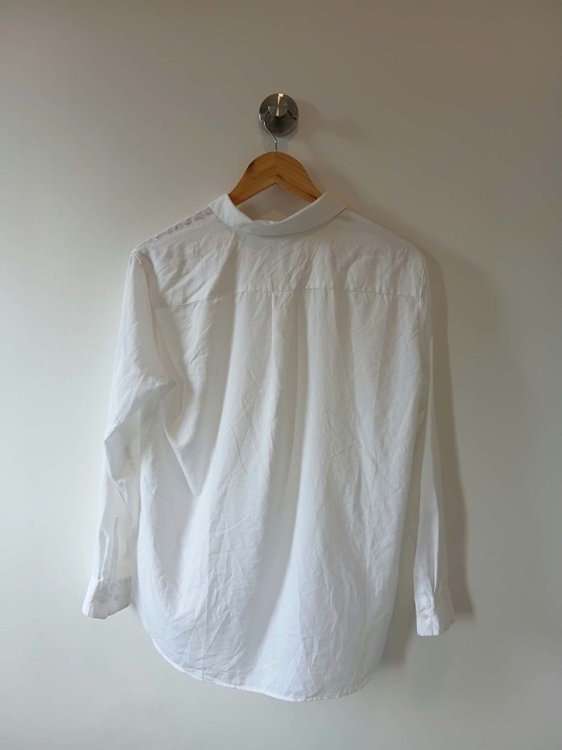 Uniqlo White Long Sleeve Button-Down Shirt (Category: Longsleeves) located in Antipolo. Submitted by wisecat.4a7eea (Listing ID 1470077892, Image 2). Description: - Brand: Uniqlo - Item: Classic White Button-Down Shirt - Size: L - Material: 76% rayon, 24% polyester - Features: Long sleeves with cuffs, collar neck, front button closure - Style: Clean minimalist design - Condition: Excellent/Clean - Perfect for: Office wear, interviews, or casual e
