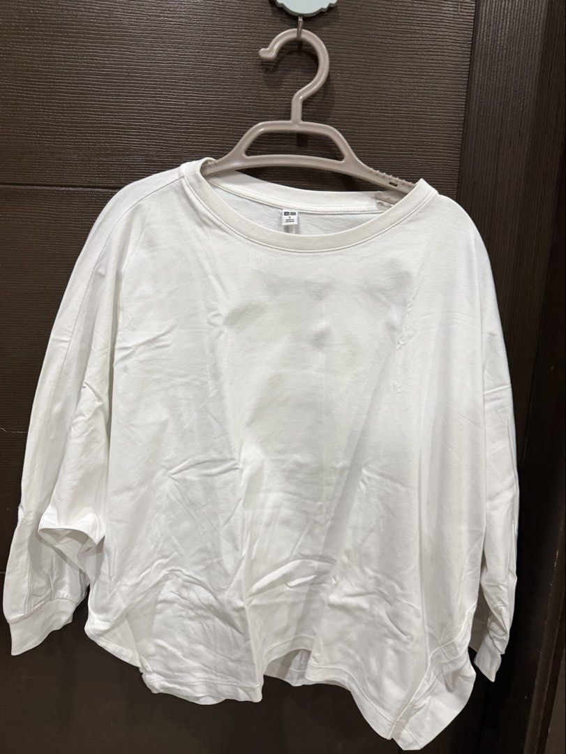 Uniqlo White Long sleeves (Category: Longsleeves) located in Mandaluyong City. Submitted by 2goodfinds (Listing ID 1470083897, Image 1). Description: .