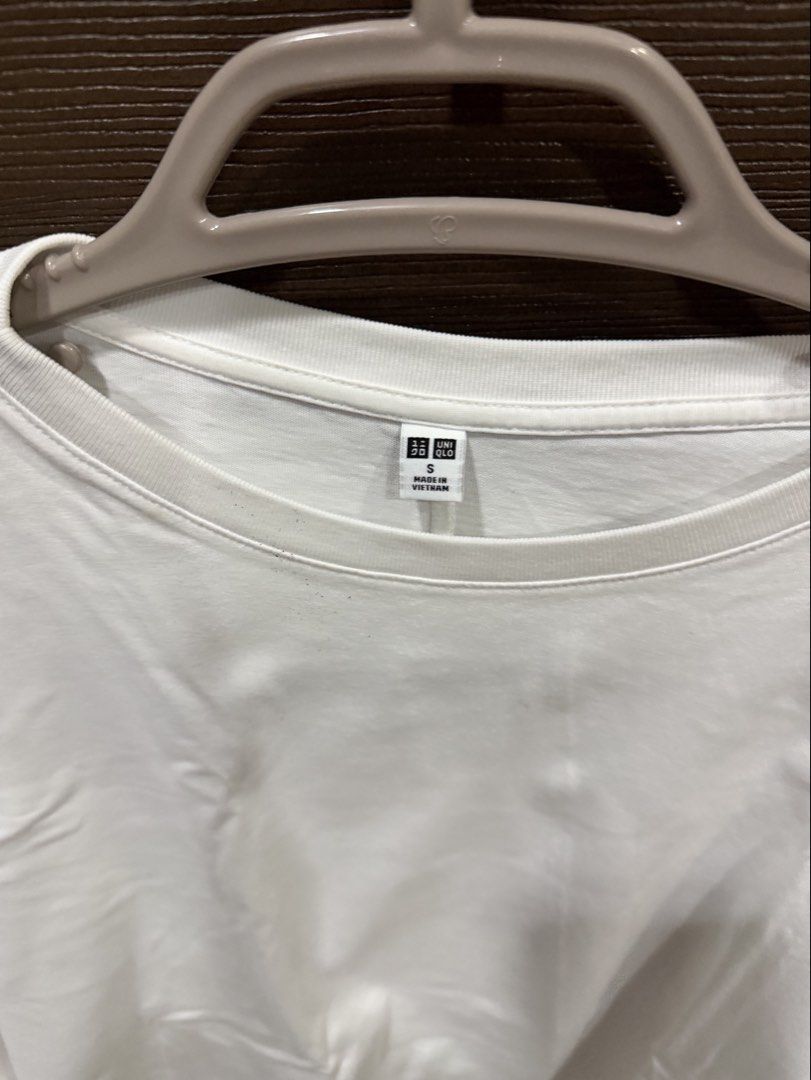 Uniqlo White Long sleeves (Category: Longsleeves) located in Mandaluyong City. Submitted by 2goodfinds (Listing ID 1470083897, Image 2). Description: .