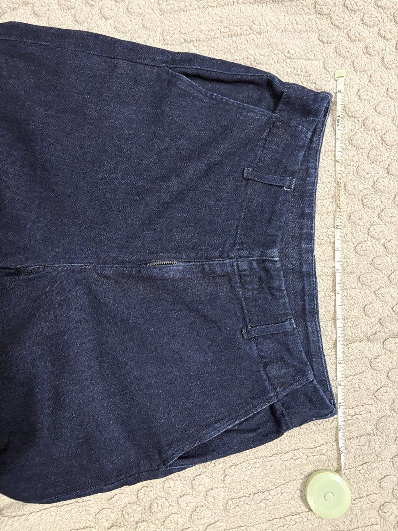 Uniqlo Wide Trouser Jeans (Category: Jeans) located in Marilao. Submitted by luckystone_0cdaee (Listing ID 1469954399, Image 2). Description: Uniqlo Wide Trouser Jeans (High Rise) Size: XL Lenght: 38" Condition: Good as new. Worn 1x only Rfs: Decluttering and maluwag na sya since I lost weight. .