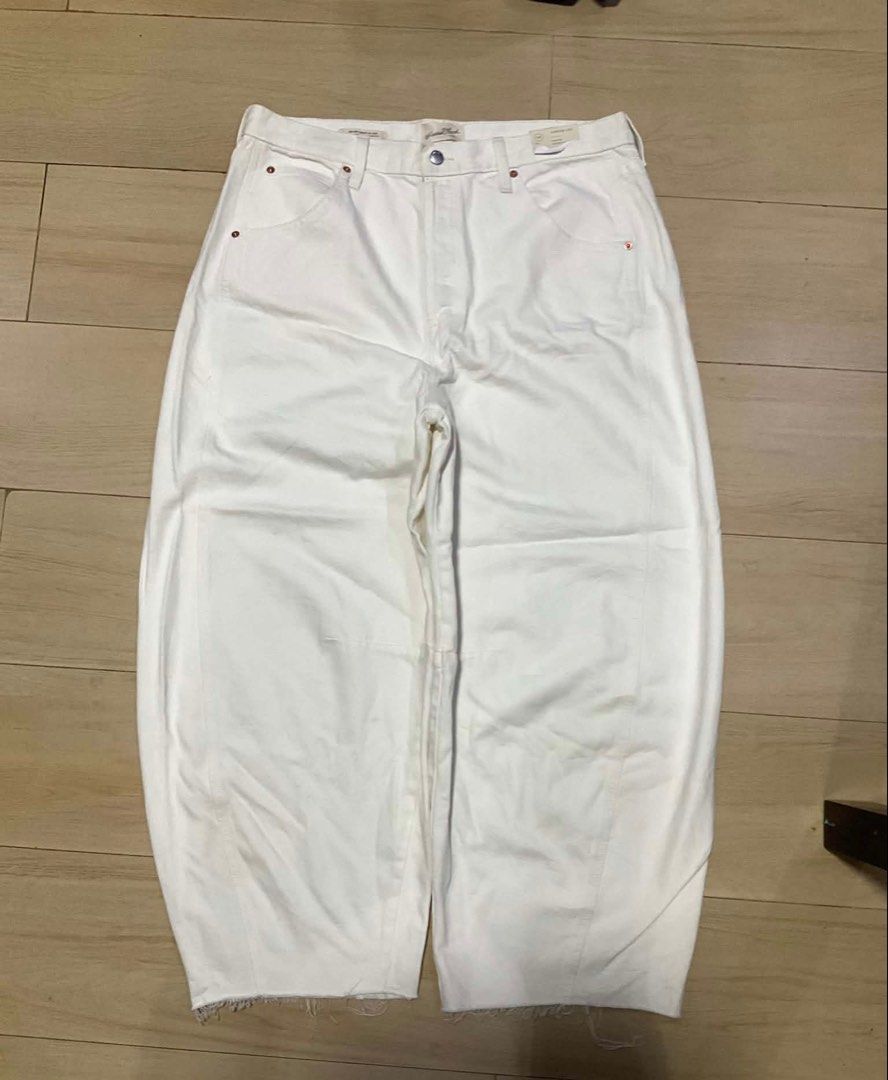 Universal Thread High Rise Curved Leg Jean White Size 14 (Category: Jeans) located in Manila. Submitted by thrifty111 (Listing ID 1470091270, Image 2). Description: - Brand: Universal Thread - Style: High rise curved leg / balloon silhouette with raw cropped hem - Color: White - Size: 14 Regular - Fit: Relaxed through the hip - Details: Classic five-pocket styling, copper tone rivets, front button closure - Condition: Brand new with tags (BNWT) s