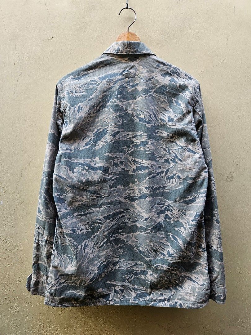 US Air Force Camo Pattern Utility Jacket-Size Medium (Category: Activewear) located in San Pablo. Submitted by pablo_pablo25 (Listing ID 1470137835, Image 2). Description: 38R(Medium) 21.5x30.5 V.Good Condi All details are posted.