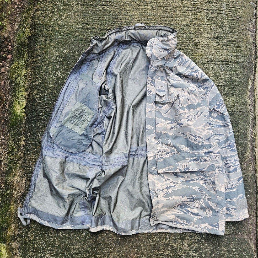 US MILITARY SPM1C1-14-D-1016 Parka Jacket-Size Medium (Category: Coats, Jackets and Outerwear) located in San Pablo. Submitted by pablo_pablo25 (Listing ID 1470137943, Image 3). Description: 25x32 dimes Excellent No Issue need clean only All details are posted WATERPROOF.