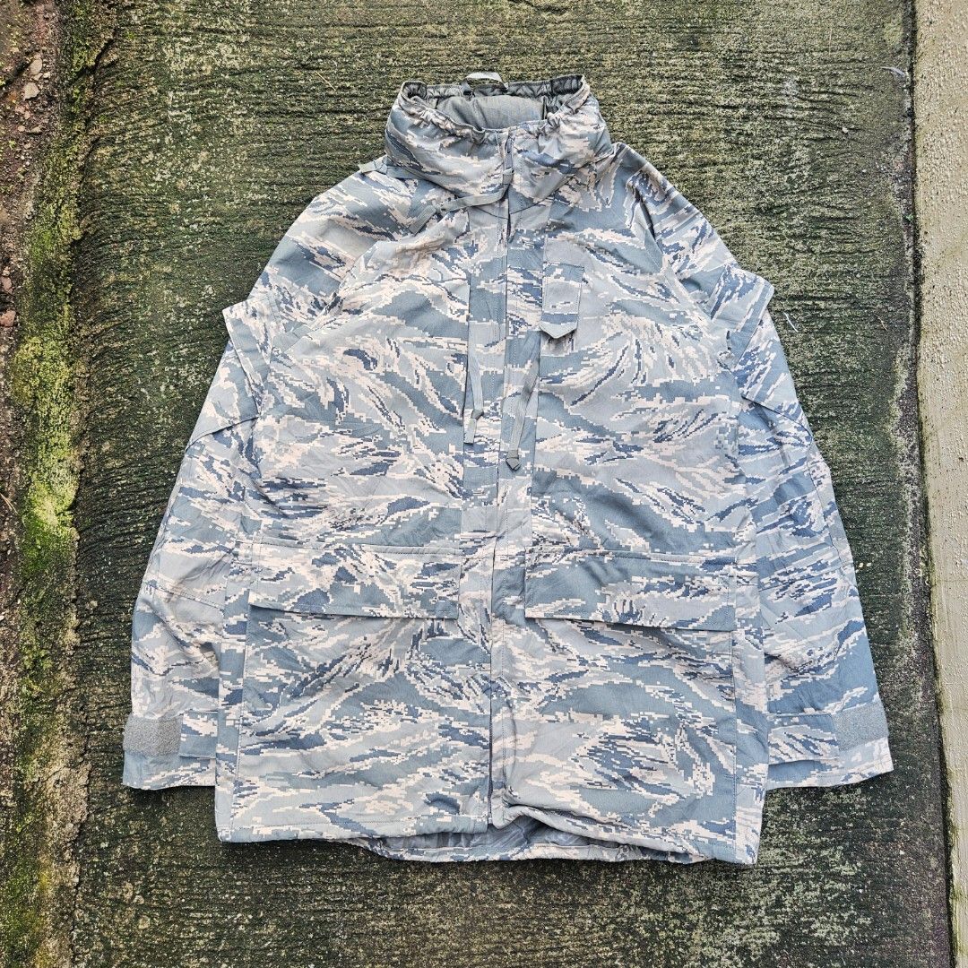 US MILITARY SPM1C1-14-D-1016 Parka Jacket-Size Medium (Category: Coats, Jackets and Outerwear) located in San Pablo. Submitted by pablo_pablo25 (Listing ID 1470137943, Image 1). Description: 25x32 dimes Excellent No Issue need clean only All details are posted WATERPROOF.