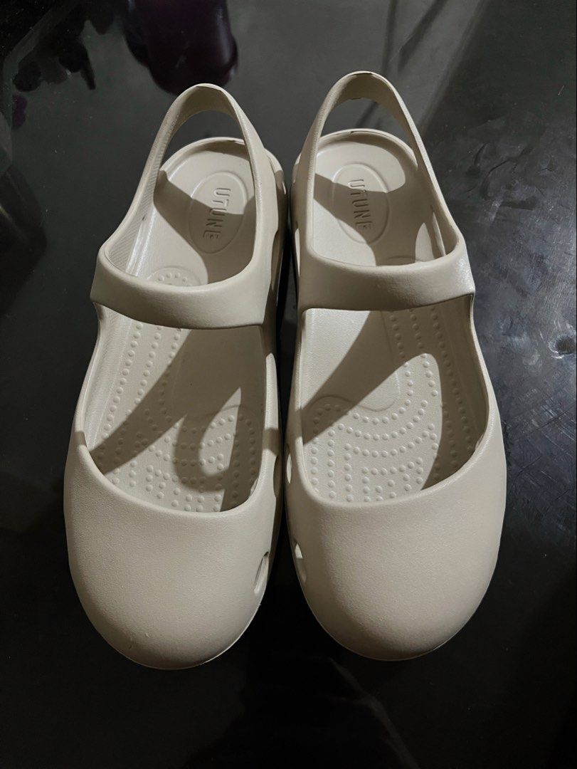 UTUNE Lightweight Sandals (Category: Flats & Sandals) located in Rizal. Submitted by nwndprlvdbyurs (Listing ID 1470079282, Image 2). Description: Size 35-36 23-23.5cm Milk tea color Tags removed but never used Comes with plastic pouch Ganda nito, crocs quality Rfs: Wrong size.