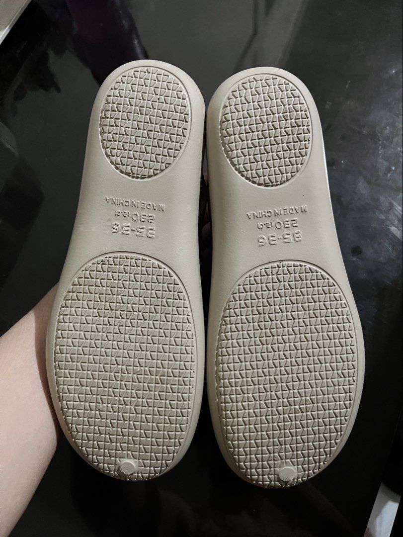 UTUNE Lightweight Sandals (Category: Flats & Sandals) located in Rizal. Submitted by nwndprlvdbyurs (Listing ID 1470079282, Image 3). Description: Size 35-36 23-23.5cm Milk tea color Tags removed but never used Comes with plastic pouch Ganda nito, crocs quality Rfs: Wrong size.
