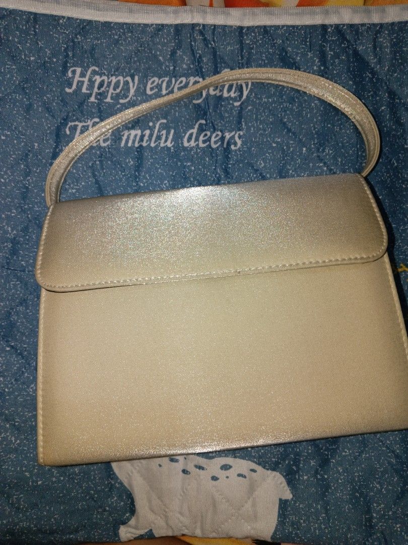 valentino coupeau (Category: Shoulder Bags) located in Tanauan. Submitted by tyrone4 (Listing ID 1470133890, Image 1). Description: This is an elegant white and beige formal handbag from Valentino Coupeau. The fabric has a refined sheen, making it perfect for formal occasions such as weddings, parties, and graduation ceremonies. Its simple yet luxurious design makes it suitable for all ages and can be used for many years. Size: Approximately 22.5