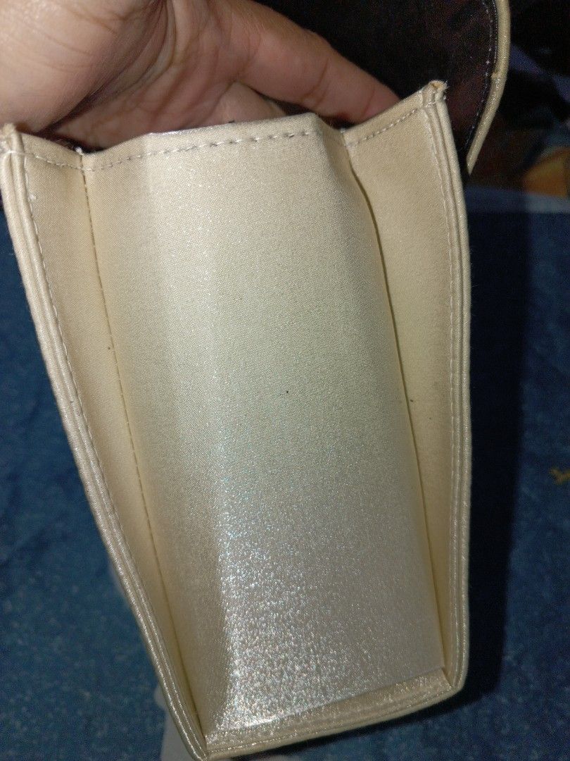 valentino coupeau (Category: Shoulder Bags) located in Tanauan. Submitted by tyrone4 (Listing ID 1470133890, Image 3). Description: This is an elegant white and beige formal handbag from Valentino Coupeau. The fabric has a refined sheen, making it perfect for formal occasions such as weddings, parties, and graduation ceremonies. Its simple yet luxurious design makes it suitable for all ages and can be used for many years. Size: Approximately 22.5