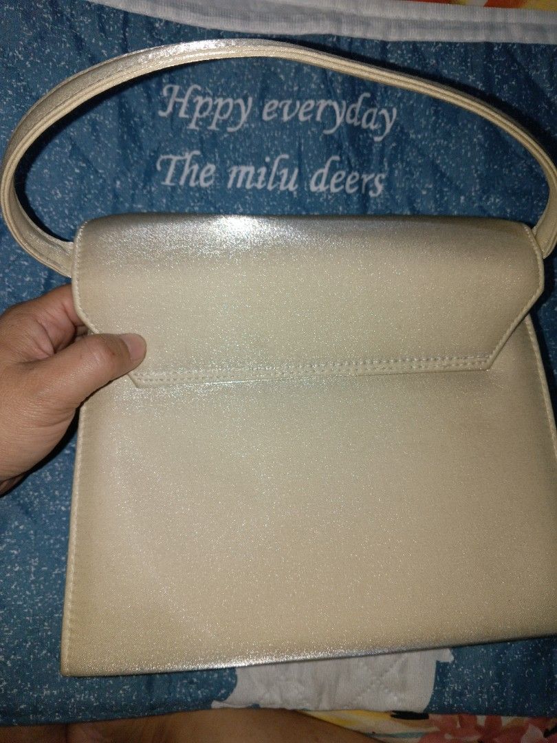 valentino coupeau (Category: Shoulder Bags) located in Tanauan. Submitted by tyrone4 (Listing ID 1470133890, Image 2). Description: This is an elegant white and beige formal handbag from Valentino Coupeau. The fabric has a refined sheen, making it perfect for formal occasions such as weddings, parties, and graduation ceremonies. Its simple yet luxurious design makes it suitable for all ages and can be used for many years. Size: Approximately 22.5