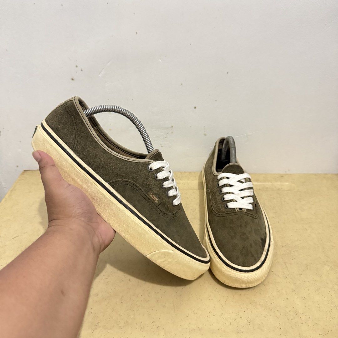 VANS AUTHENTIC 44DX ANAHEIM OLIVE GREEN (Category: Sneakers) located in Quezon City. Submitted by sharatraycooo (Listing ID 1470091096, Image 1). Description: VANS AUTHENTIC 44DX ANAHEIM OLIVE GREEN US MEN 8.5 US WOMEN 10 EURO 41.