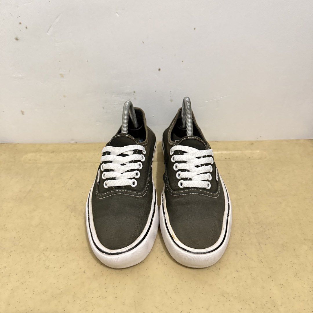 VANS AUTHENTIC ULTRACUSH LITE (Category: Sneakers) located in Quezon City. Submitted by sharatraycooo (Listing ID 1470089861, Image 2). Description: VANS AUTHENTIC ULTRACUSH LITE US MEN 7.5 US WOMEN 9 EURO 40.