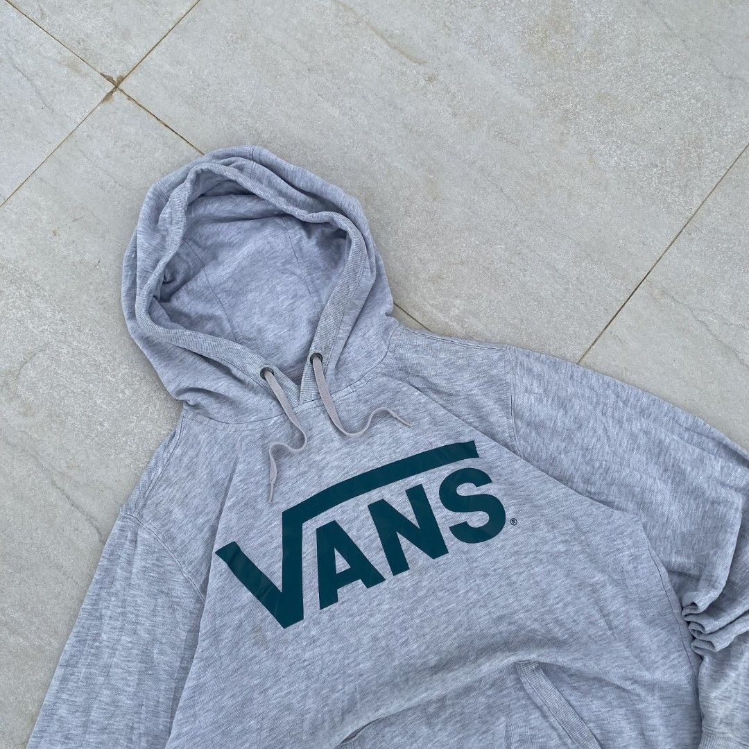 Vans Classic Hoodie (Category: Coats, Jackets and Outerwear) located in San Francisco. Submitted by egylouise638632 (Listing ID 1470083212, Image 2). Description: Vàns Classic Hoodie Width:21 Length:27 Excellent condition 9.5/10 color rate minimal stains need wash only 350+shipping fee .