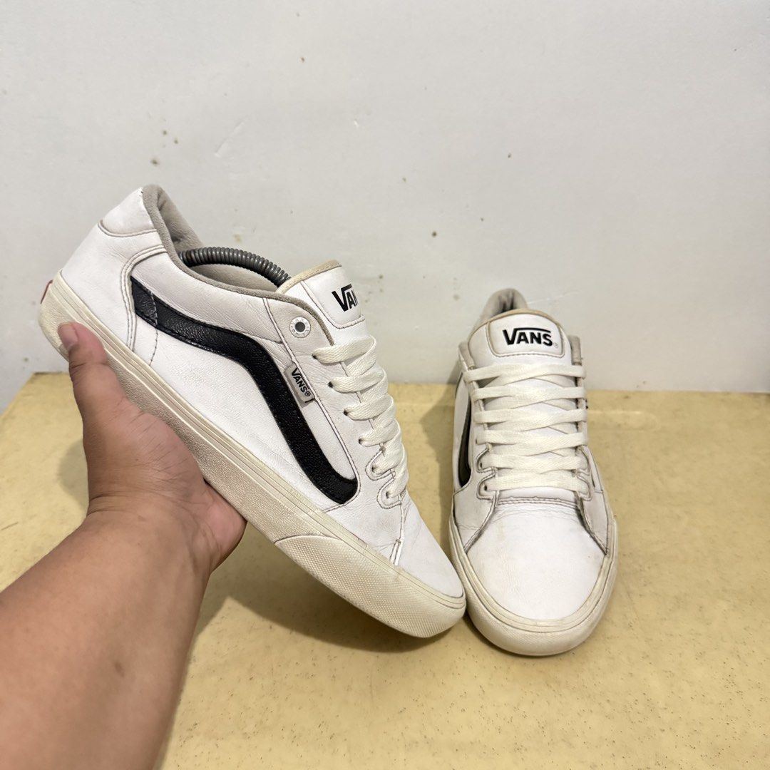 VANS FAULKNER CLASSIC TUMBLE WHITE (Category: Sneakers) located in Quezon City. Submitted by sharatraycooo (Listing ID 1470084592, Image 1). Description: VANS FAULKNER CLASSIC TUMBLE WHITE US MEN 9.5 EURO 42.5.