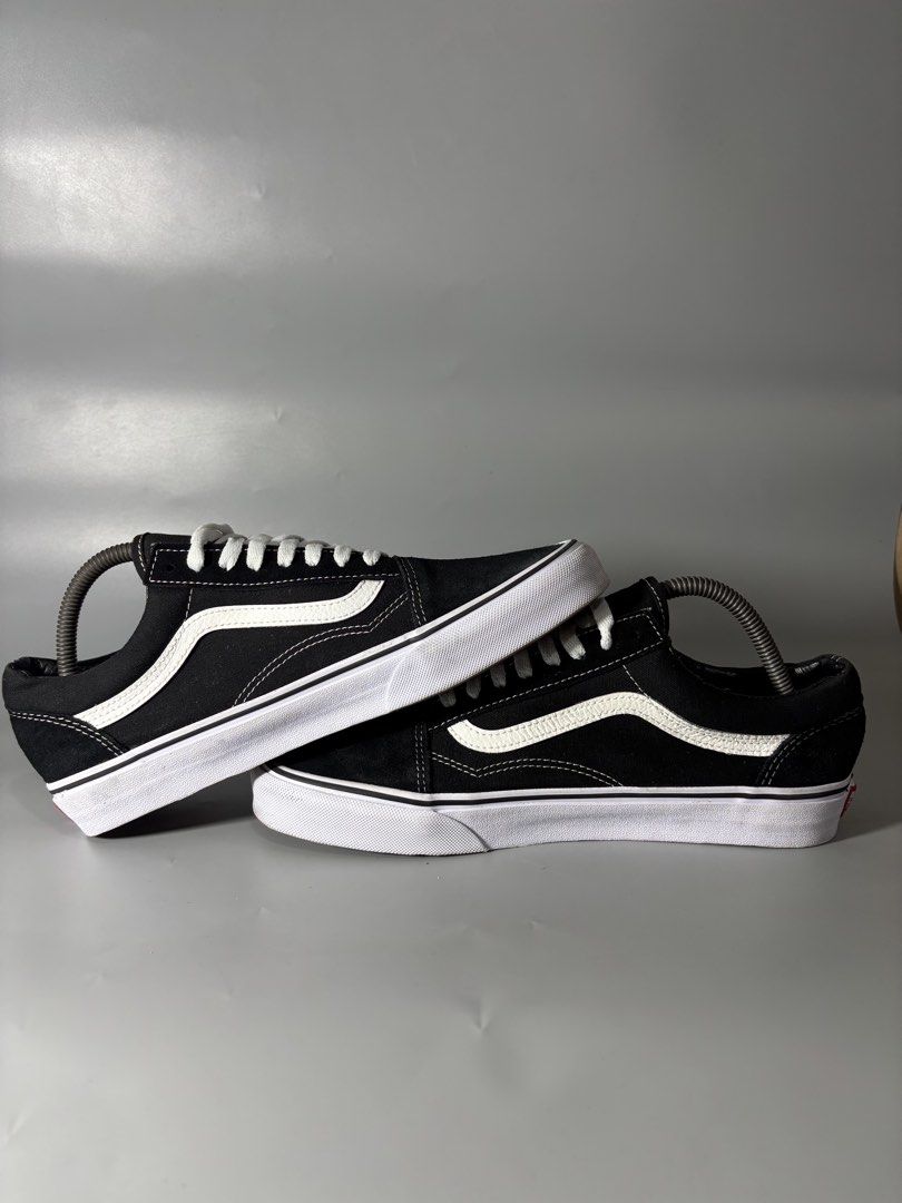 Vans Old Skool Black White Size 42 9 27cm (Category: Sneakers) located in Butuan. Submitted by shoeetasho (Listing ID 1470044826, Image 3). Description: - Model: Classic Vans Old Skool Skate Shoes - Colorway: Black canvas upper with white leather side stripe and clean white sole - Details: Padded collar, white laces, and iconic Red 'Off The Wall' heel patch - Size: 42 EU / 9 US / 27 cm - Condition: Brand new and 100% authentic - Mode of Payment: 