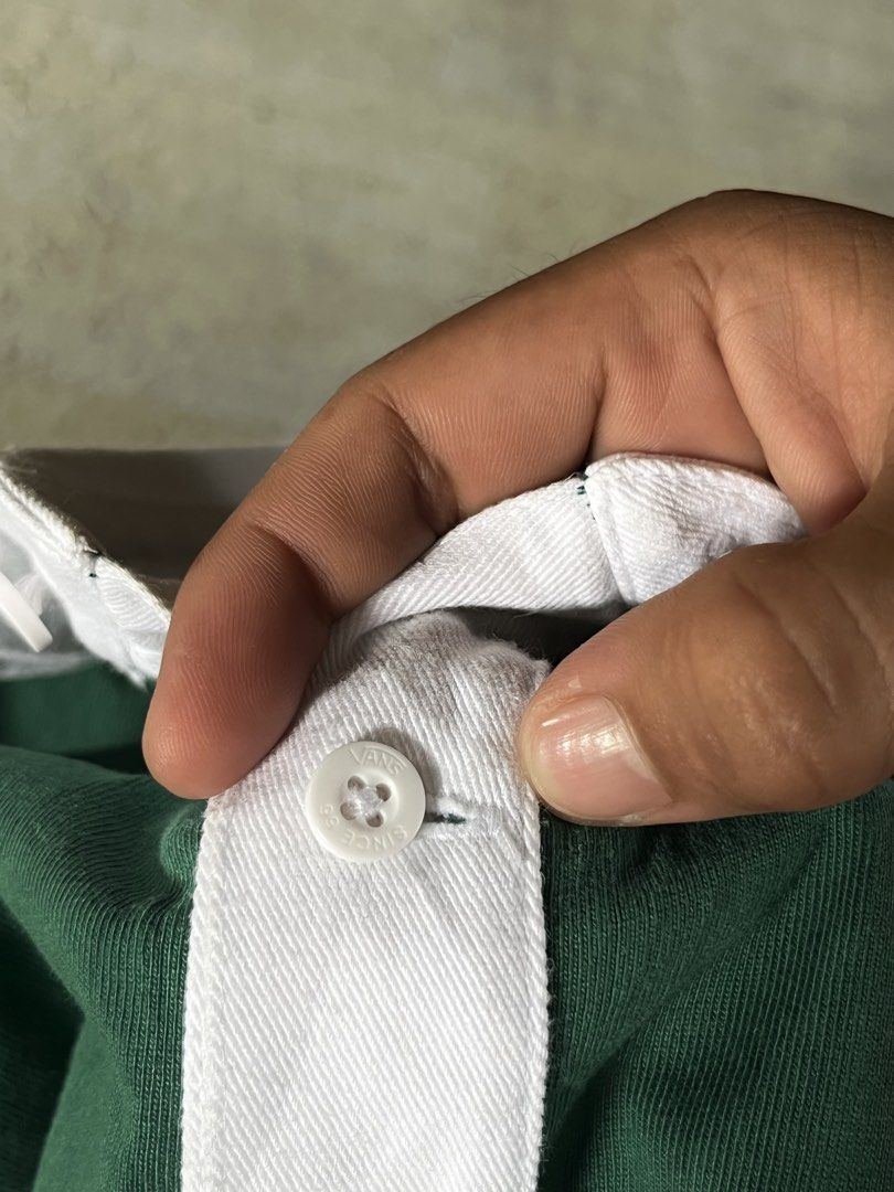 VANS POLO SHIRT (Category: Tshirts & Polo Shirts ) located in Asuncion (Saug). Submitted by carls_thrift21 (Listing ID 1470008334, Image 2). Description: VANS OF THE WALL Size: Large Dimes:23/29 Excellent Condition 10/10 Color Rate 📩📥.