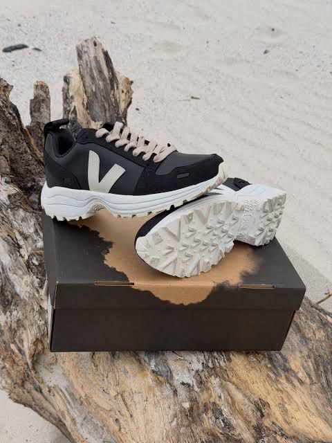 Veja x Rick Owens (Category: Announcements) located in Butuan. Submitted by wear.next (Listing ID 1469994339, Image 1). Description: Size 36 Authentic Without box.