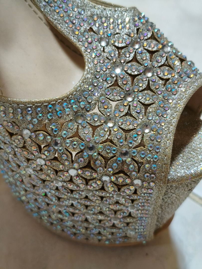 Venus Gold Rhinestone Flower Platform High Heels (Category: Heels) located in Cavite. Submitted by benta.ni.jm (Listing ID 1470031906, Image 3). Description: Size: US8 Women's Condition: 9.5/10 Issue: 📩📩📩.