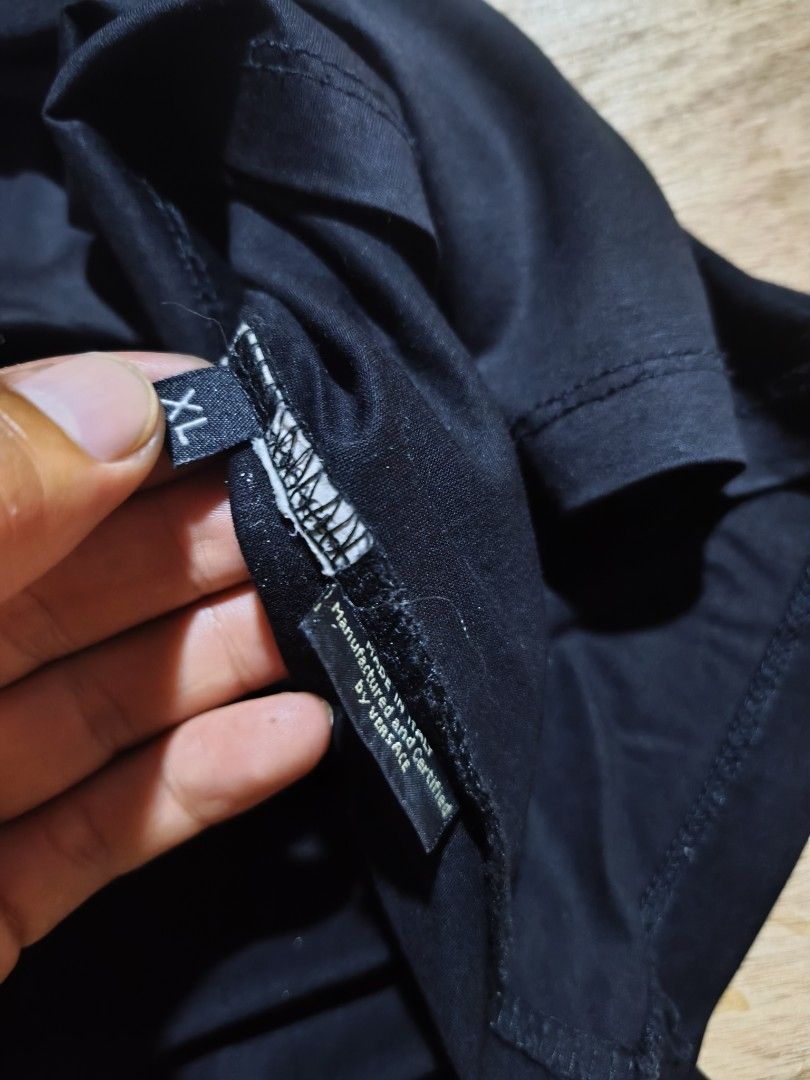 Versace (Category: Luxury Apparel) located in Santa Cruz. Submitted by ukayhuntworldwide (Listing ID 1470063090, Image 3). Description: authentic Versace excellent dimes 21 width 28 length cut washtag.
