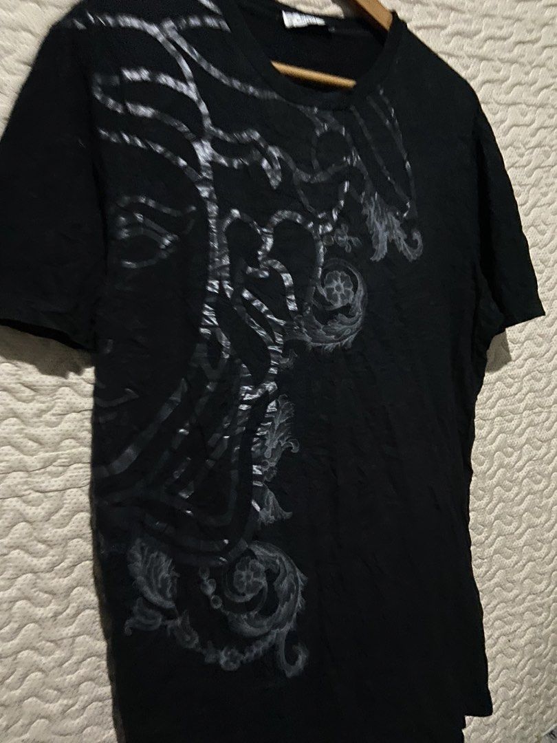 Versace Collection Black Graphic teep (Category: Tshirts & Polo Shirts ) located in Alcala. Submitted by abasolo_jv (Listing ID 1470099189, Image 2). Description: Good Condition no issues 10/10 Color rate 22x29 Dimes fresh from bale try to offer.