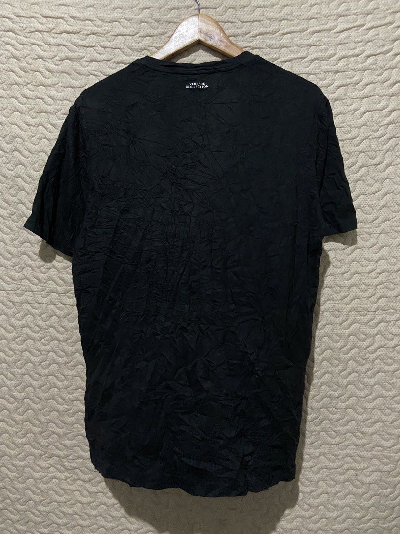 Versace Collection Black Graphic teep (Category: Tshirts & Polo Shirts ) located in Alcala. Submitted by abasolo_jv (Listing ID 1470099189, Image 3). Description: Good Condition no issues 10/10 Color rate 22x29 Dimes fresh from bale try to offer.