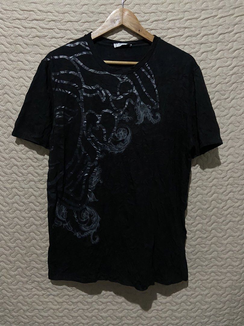 Versace Collection Black Graphic teep (Category: Tshirts & Polo Shirts ) located in Alcala. Submitted by abasolo_jv (Listing ID 1470099189, Image 1). Description: Good Condition no issues 10/10 Color rate 22x29 Dimes fresh from bale try to offer.