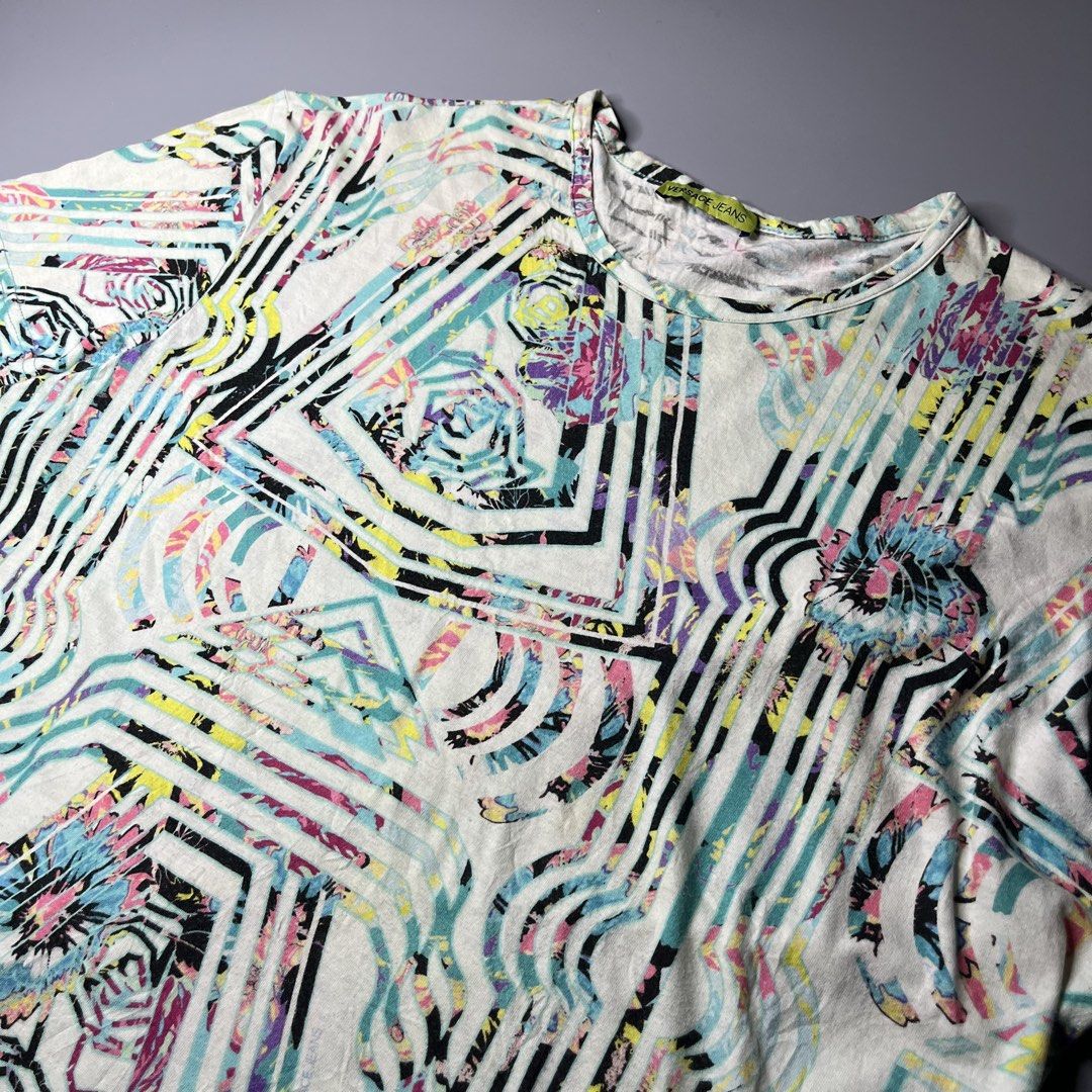 VERSACE JEANS (Category: Shirts) located in Manila. Submitted by aaaaaahhhhhh (Listing ID 1470075822, Image 3). Description: Faded Size tag Large Frame 20W 25.5L Need wash Lalamove or J&t Express + Shipping fee.