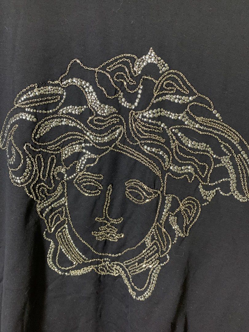 Versace tee rhinestone-embellished Medusa Head (Category: Tshirts & Polo Shirts ) located in Molave. Submitted by mysticbird_38213e (Listing ID 1469989567, Image 3). Description: Good condition No issue Authentic Black na black .