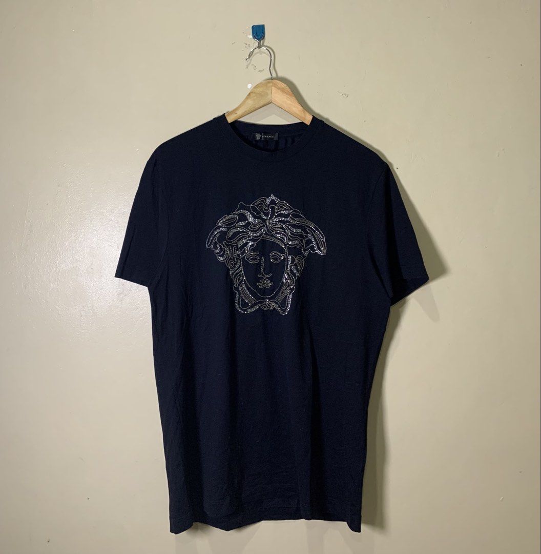 Versace tee rhinestone-embellished Medusa Head (Category: Tshirts & Polo Shirts ) located in Molave. Submitted by mysticbird_38213e (Listing ID 1469989567, Image 1). Description: Good condition No issue Authentic Black na black .