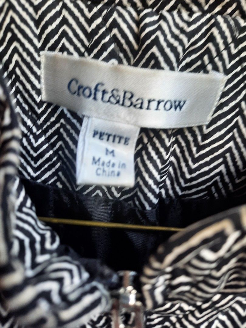 Vest (Category: Coats, Jackets and Outerwear) located in Quezon City. Submitted by misiamitch (Listing ID 1470052871, Image 3). Description: slightly used very good condition small to medium can fit hindi makapal.