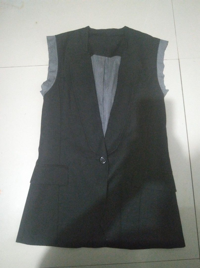Vest top (Category: Sleeveless) located in San Fernando. Submitted by kitkat.astina (Listing ID 1470050604, Image 1). Description: small to medium frame black like new.