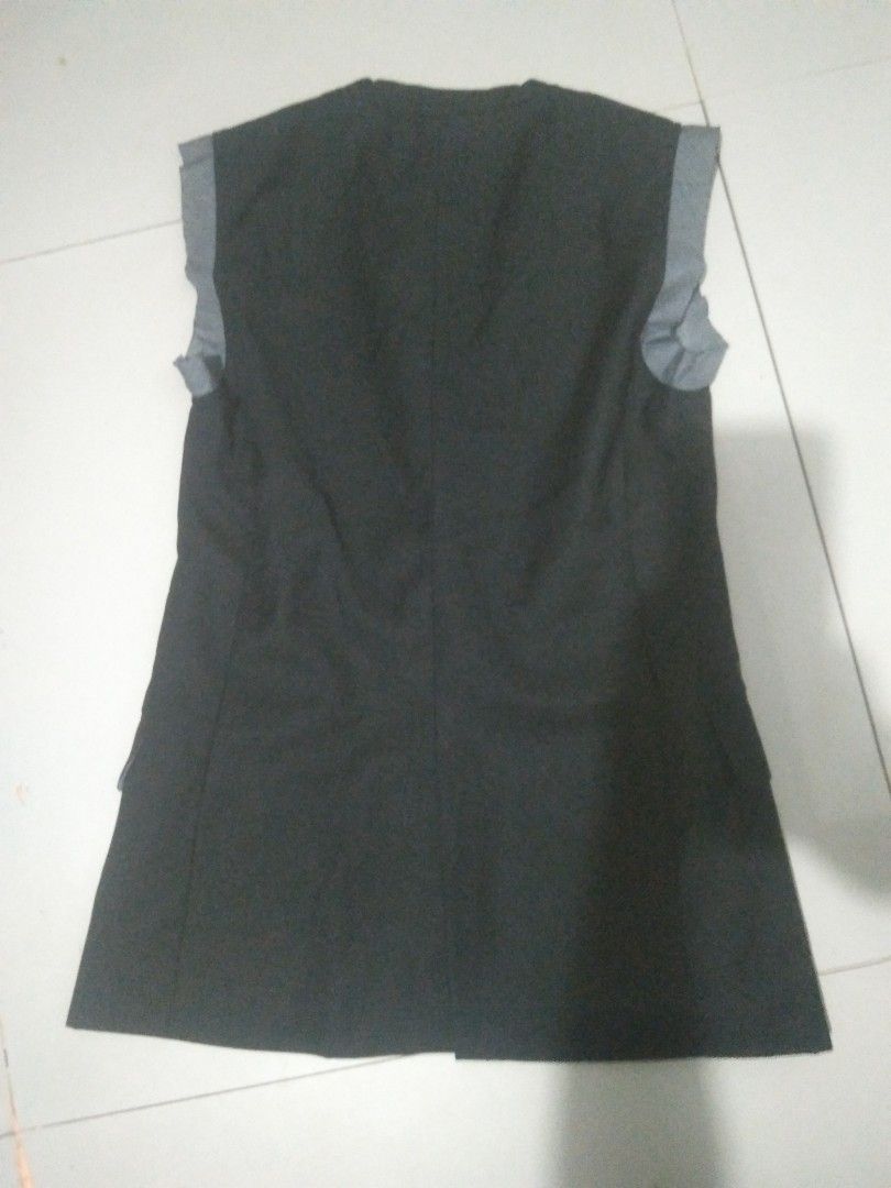 Vest top (Category: Sleeveless) located in San Fernando. Submitted by kitkat.astina (Listing ID 1470050604, Image 2). Description: small to medium frame black like new.