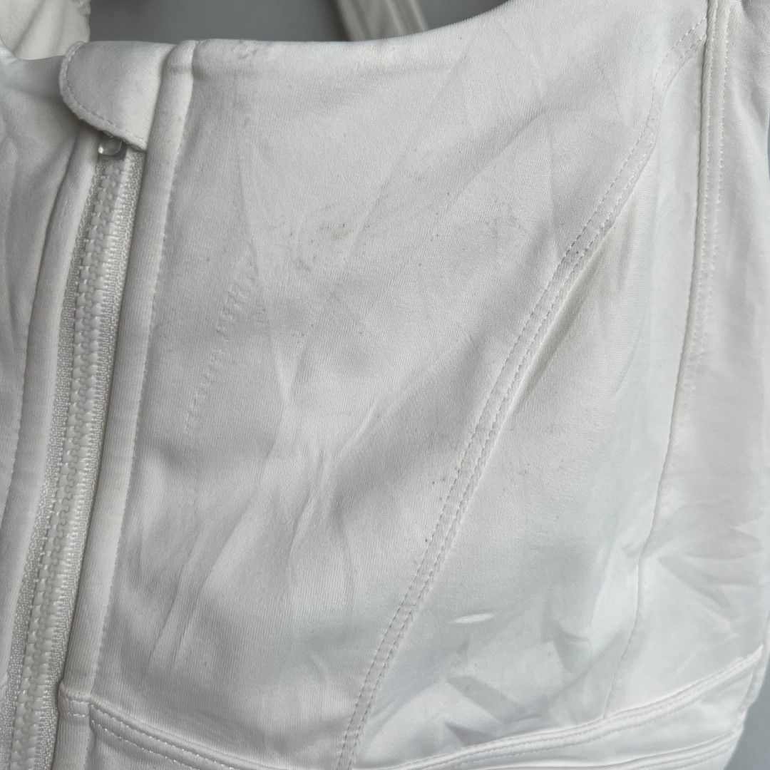 VFUS Front Zip Sports Bra big plus size (Category: Activewear) located in Quezon City. Submitted by rosepam (Listing ID 1469978199, Image 3). Description: VFUS High Impact Sports Bra Zip front, hook back Adjustable straps with pad pockets (no pads) Size on tag: XL *some dirt/stain Measurements posted for reference FIX PRICE.