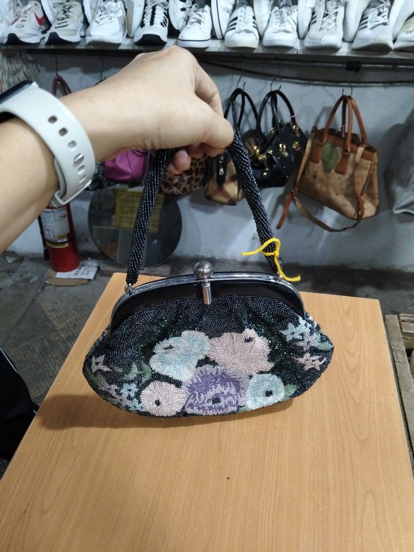 Vintage Bag (Category: Purses & Pouches) located in El Salvador. Submitted by francheskaukayukay (Listing ID 1470045686, Image 1). Description: .