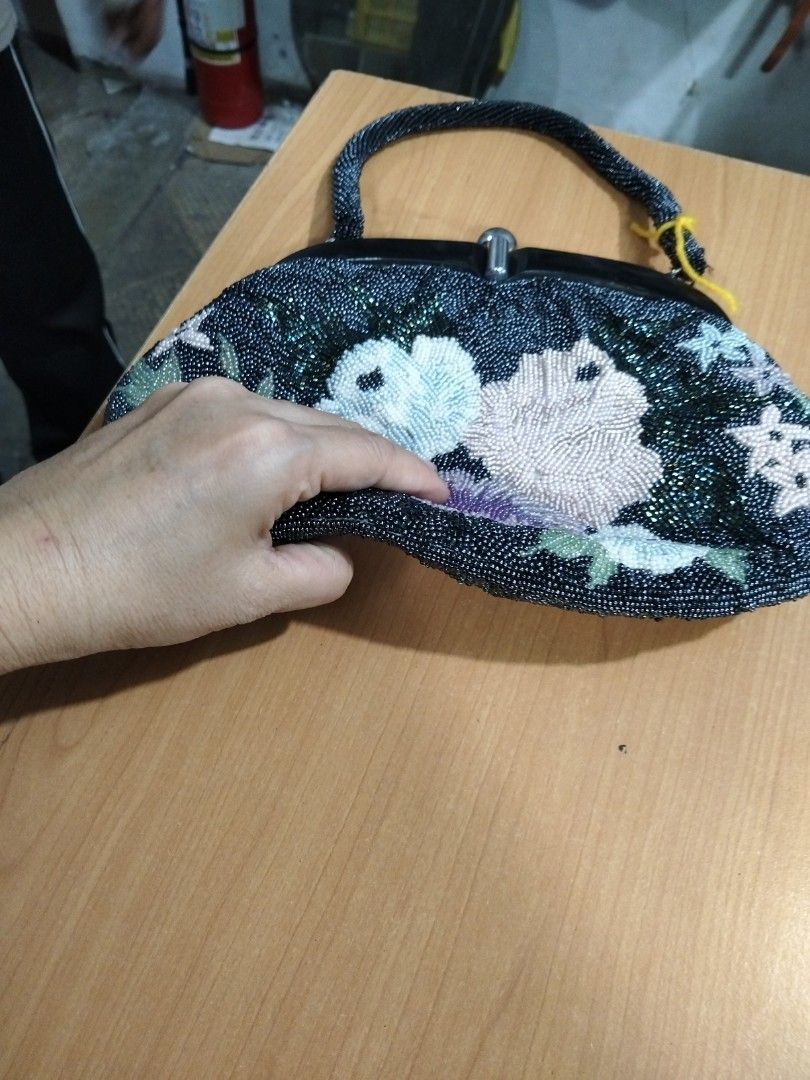 Vintage Bag (Category: Purses & Pouches) located in El Salvador. Submitted by francheskaukayukay (Listing ID 1470045686, Image 3). Description: .