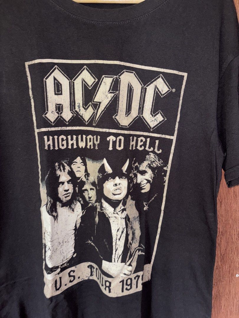 Vintage black AC/DC Highwat To Hell (Category: Tshirts & Polo Shirts ) located in Cabuyao City. Submitted by giothr1ft (Listing ID 1470077556, Image 2). Description: -Width: 22 -Length: 30 -Condition: 10/10 📌Buyers will shoulder the shipping fee.