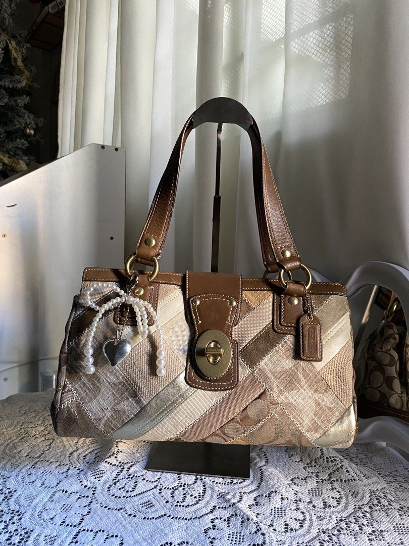 Vintage Cch legacy signature patchwork turnlock shoulder bag (Category: Shoulder Bags) located in Antipolo. Submitted by restyle_261 (Listing ID 1470018016, Image 1). Description: guaranted aunthentic size: meduim • charms not included -there is minimal dirt on the canvas -very minimal scratch leather part but it is not very noticeable Please refer to the photos for the actual condition of the item..